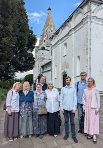 Паломники у Собора Живоначальной Троицы (построен в 1532 г.)