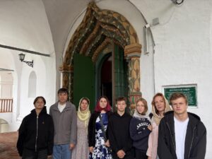 У входа в Покровский собор Покровского монастыря в Суздале