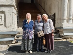 У входа в храм Похвалы Богородицы